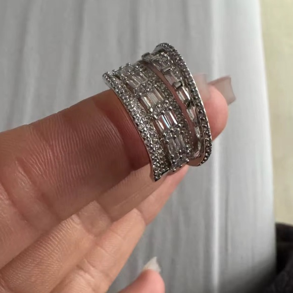 Elegant Zirconia Diamond Crystal Band Silver Ring - Picture 5 of 16